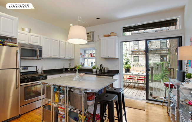 251 W 21 ST