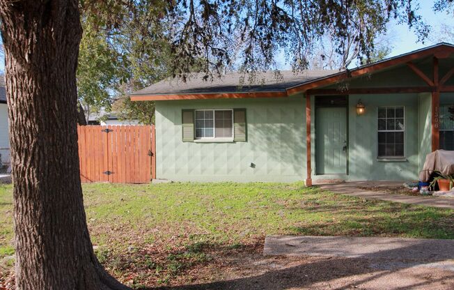 2 Bedroom, 1 Bath Duplex Near Historic Downtown Round Rock