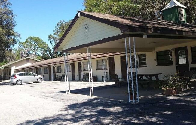 1/1 Efficiency apartment w/ LAKE VIEW and WATER/ELECTRIC INCLUDED! Furnishings available!