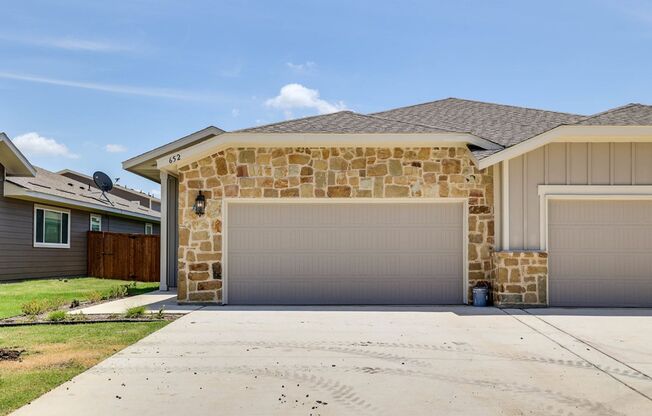 AVAILABLE NOW! GORGEOUS 4 BEDROOM DUPLEX LOCATED IN MIDLOTHIAN ISD!