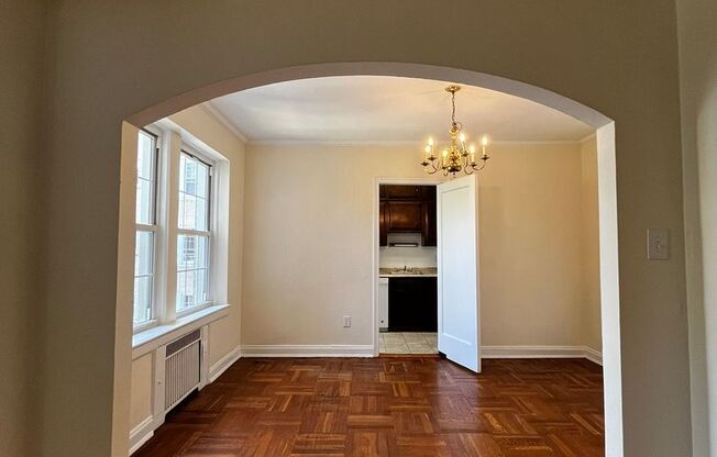 2 beds, 1 bath, 975 sqft, $2,055, Unit Royal York 802