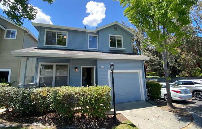 ALMADEN LAKE - Updated townhome with central A/C, patio, garage, community pool, END UNIT.