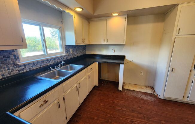 3 beds, 1 bath, $1,295