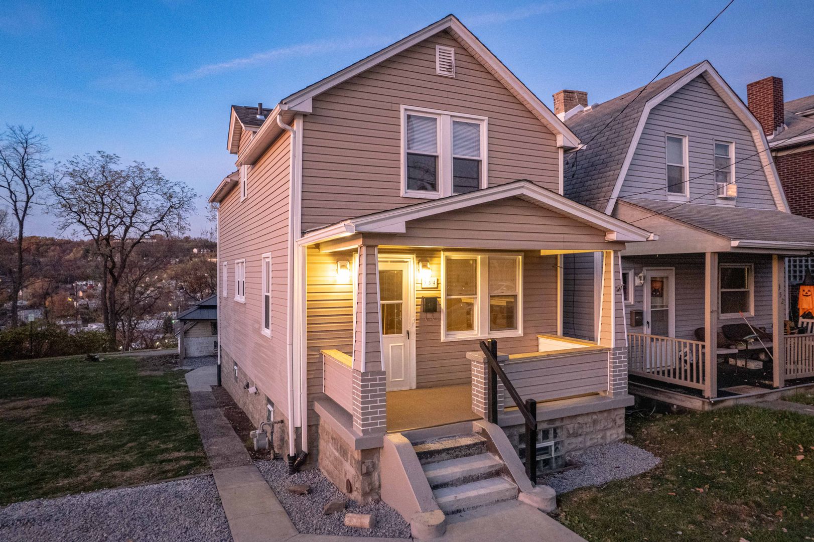 SCORE 50% OFF 1ST MONTH'S RENT IF SIGNED BY DEC 19! Gorgeous 3 bedroom home in Carnegie available now!