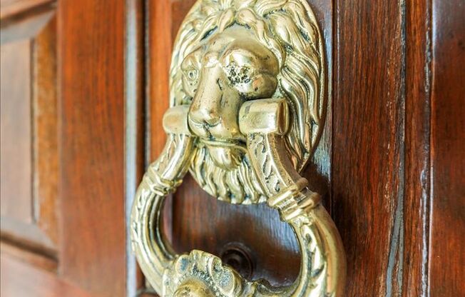 FULLY FURNISHED HOME LOCATED IN GLENVIEW