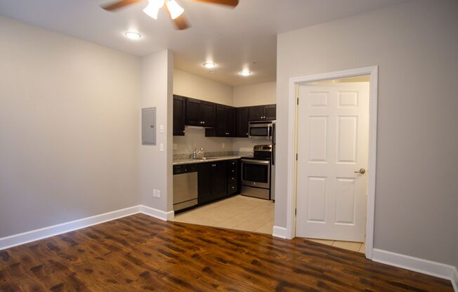 Ground Floor Studio with Contemporary Style in a Great Location!