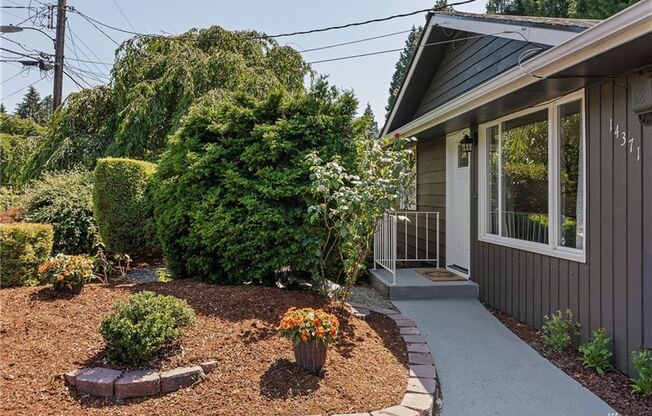 Beautifully Remodeled 3 Bed 2 Bath Kirkland Home w/ Stunning Amenities!