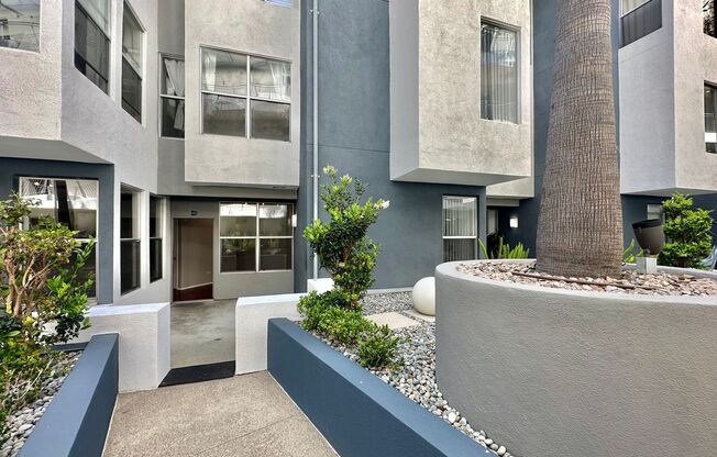 Luxury 2 Bed/2.5 Bath 2 Story Townhouse in Marina District in Downtown San Diego