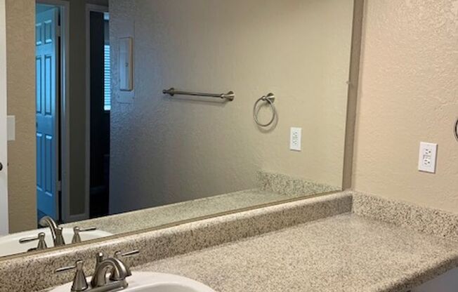 2 beds, 1 bath, 861 sqft, $1,700, Unit 13