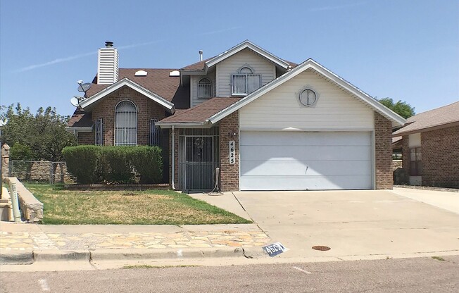 Northeast El Paso 3 bed with Refrig A/C and Loft!