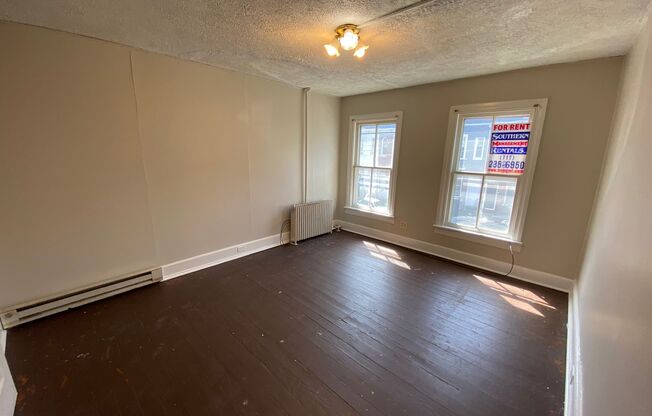 3 beds, 1 bath, $1,075, Unit 2nd Fl