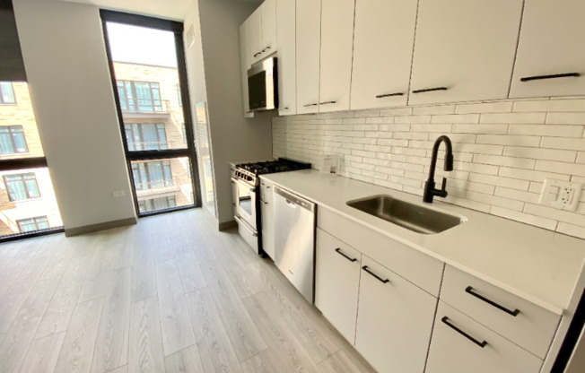 2176 N ELSTON