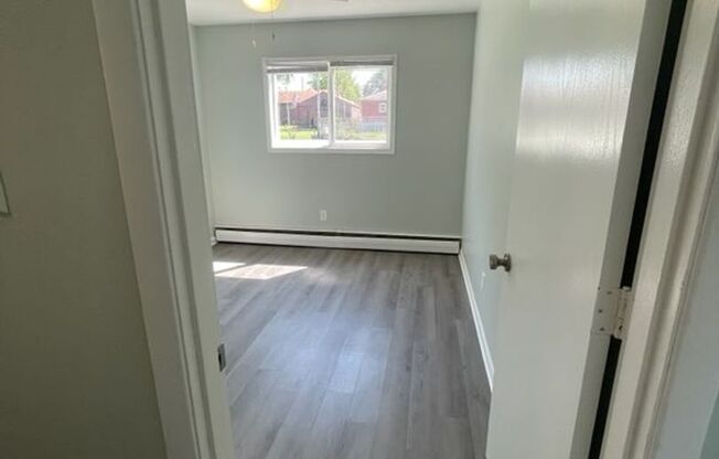 2 beds, 1 bath, $795, Unit 16