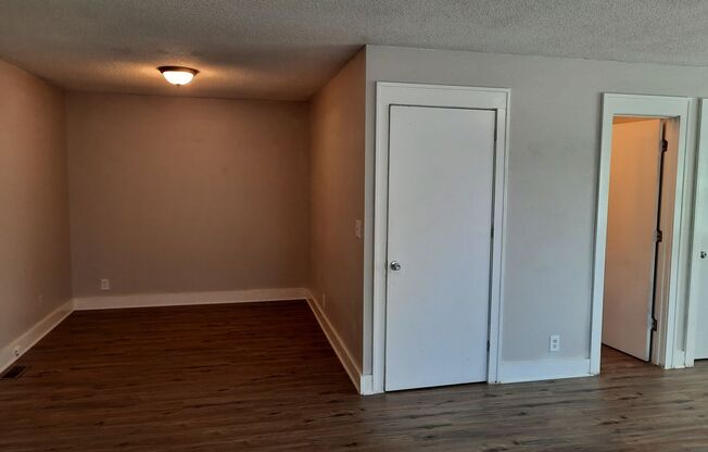 $1195 - 1 bedroom/ 2 bathroom plus 2 bonus rooms and office space ! - Single Family Home directly across from Linwood Park and Linwood Elementary