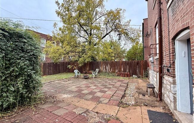 1 bed, 1 bath, 670 sqft, $975, Unit Flad Ave - 4556 1W