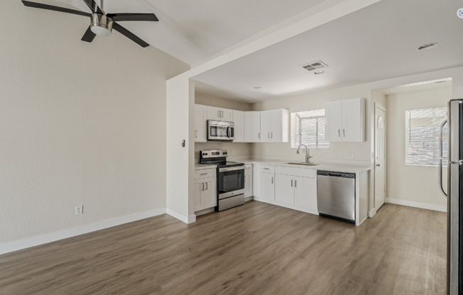 2 bed 2 bath Townhome in Central Phoenix!! Gated and Pool!