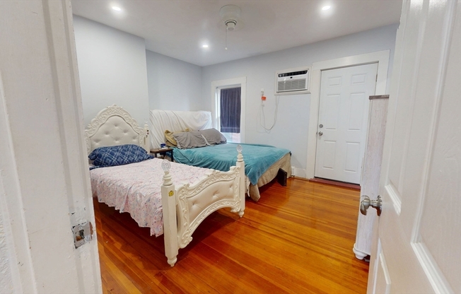 8 SALEM ST