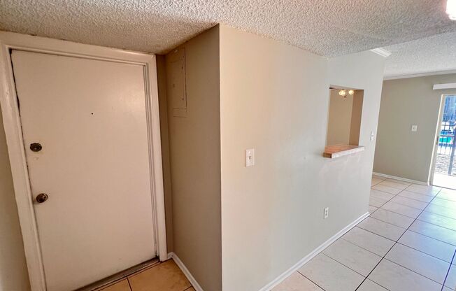 AVAILABLE NOW! Gorgeous 2/1 Condo located in front of UCF!