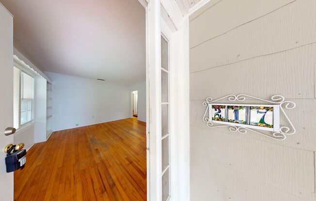Charming 2 Bedroom/ 1 Bathroom Home with Detached Garage - Near Downtown Orlando!