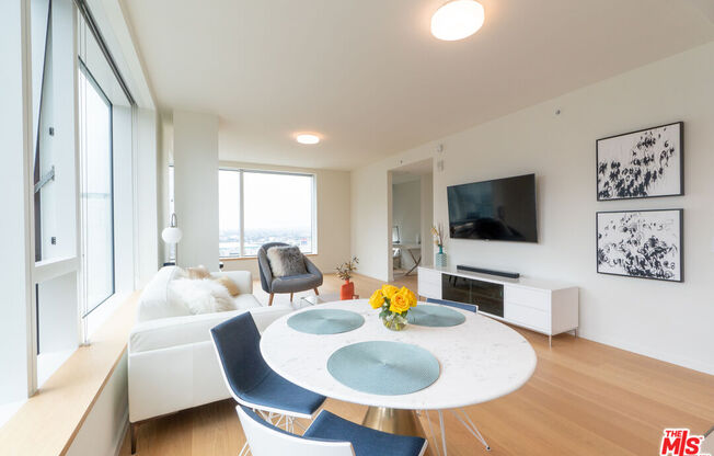 1 bed, 1.5 baths, 920 sqft, $4,600, Unit 1903