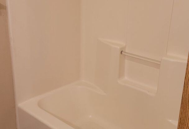 2 beds, 1 bath, 868 sqft, $1,700, Unit 14