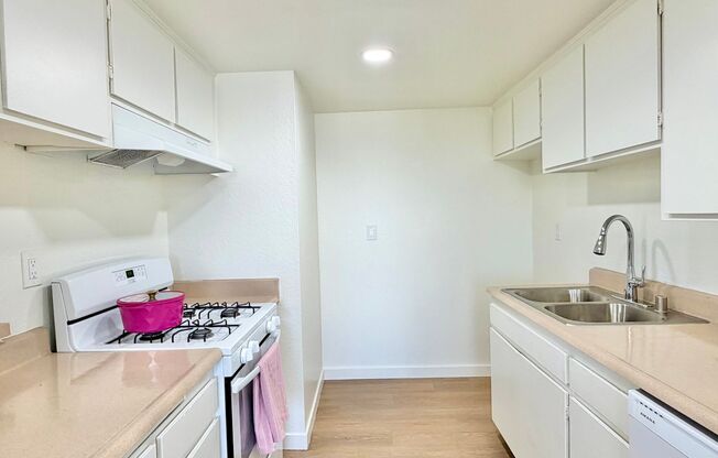 2 beds, 1 bath, 900 sqft, $2,195, Unit 39