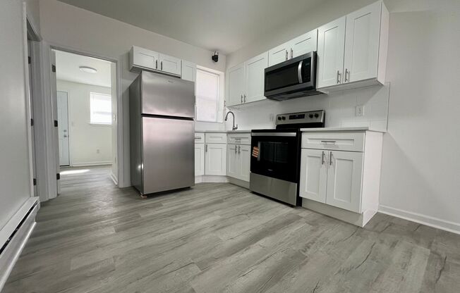 Stunning 3-Bedroom Townhome in Point Breeze! Available NOW!