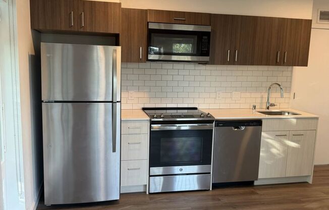 2 beds, 2 baths, 784 sqft, $2,740, Unit 302
