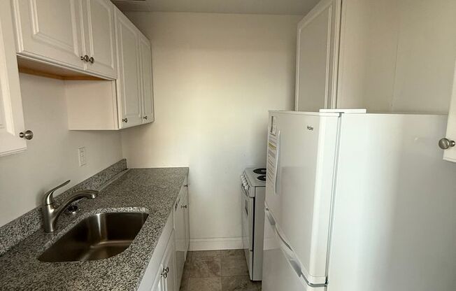 Studio, 1 bath, 413 sqft, $1,425, Unit Royal York 415