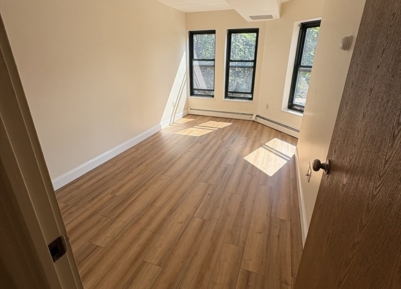 3 beds, 2 baths, 1,198 sqft, $4,400, Unit 34