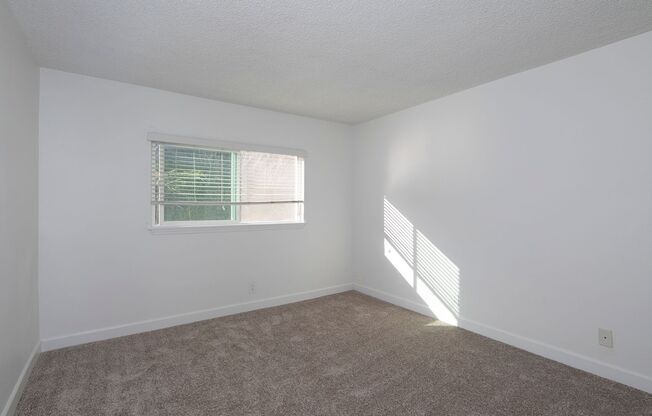 2 beds, 1 bath, 950 sqft, $2,375, Unit 36