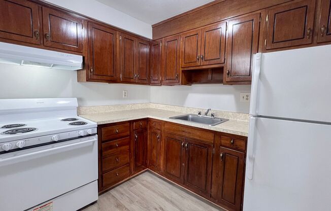 1 bed, 1 bath, $1,300, Unit D-33