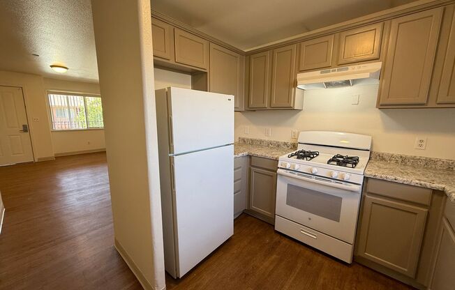 500 S. Oakley Unit H - 2 Bedroom Apartment with 1 Month Free Rent for Move In Before 7/31