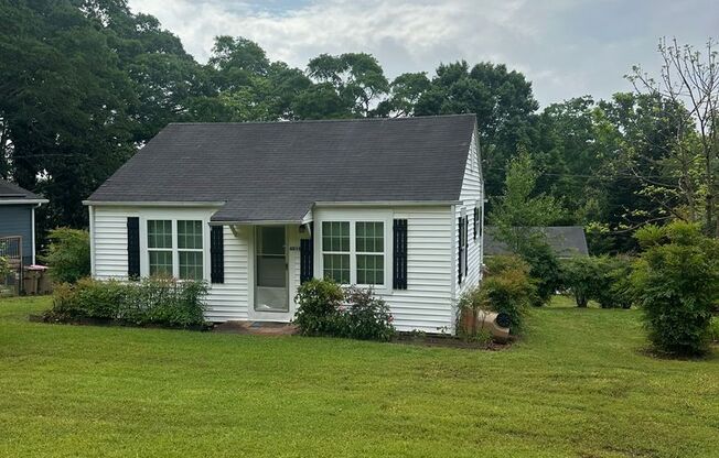 Charming Home in Downtown Flowery Branch!
