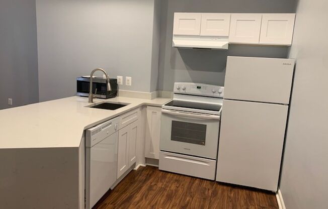 1 bed, 1 bath, 694 sqft, $1,360, Unit 305