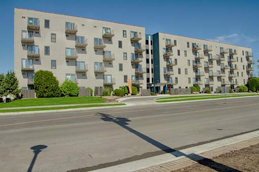 Exterior Landscape at Knollwood Towers East Apartments, Hopkins, Minnesota