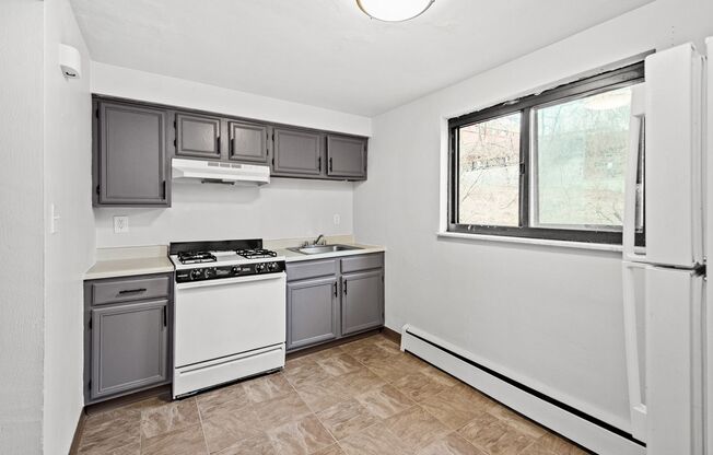 2 beds, 1 bath, 850 sqft, $949, Unit 10615 Lindberg Ave. C4 - Apt. 4