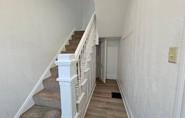 Spacious 3 bedroom 1 bath townhouse for rent !
