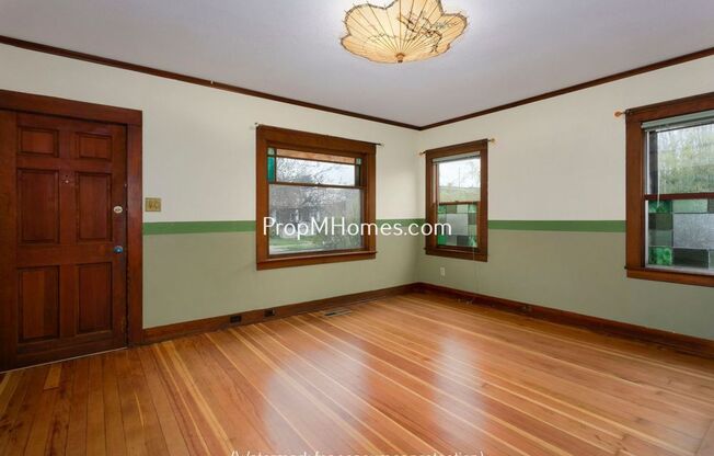 Cozy Home in SE Portland's Brooklyn Neighborhood with Extra Storage!