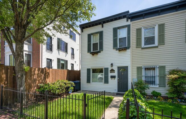 Available Now! 2 Bed 1.5 Bath Between Navy Yard and Hill East! 5 Minute Walk from the Potomac Ave Metro Station.