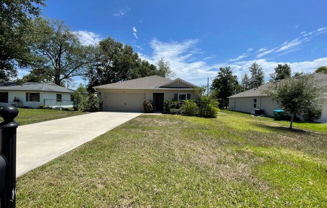 Fantastic 3 Bedroom, 2 Bathroom Home in Deltona!!