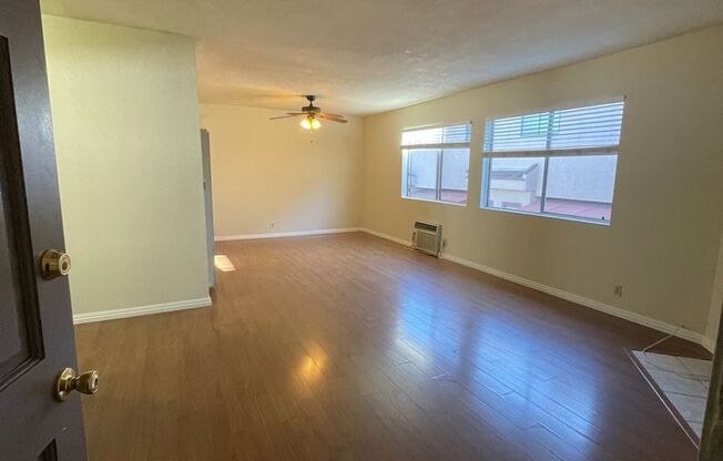 2 beds, 1 bath, 900 sqft, $2,300