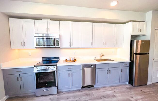 Studio, 1 bath, 320 sqft, $1,295, Unit 403