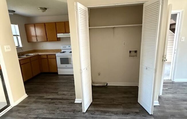2 beds, 1 bath, 940 sqft, $1,100, Unit 113B