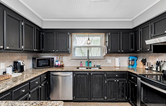 3 Bedroom House with Fenced Yard & Double Garage