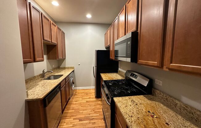 2 beds, 1 bath, $1,650, Unit 4722 #2E