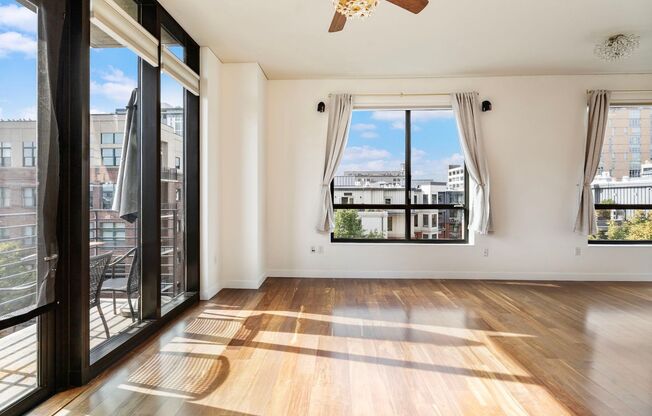 Park Place - 1 bed/1.5 bath/bonus room - Pearl District Condo w/NEW paint/bedroom carpet/parking/balcony/storage