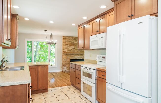 Beautiful 4 bed 2.5 bath Lake Forest Park $4000/mo.