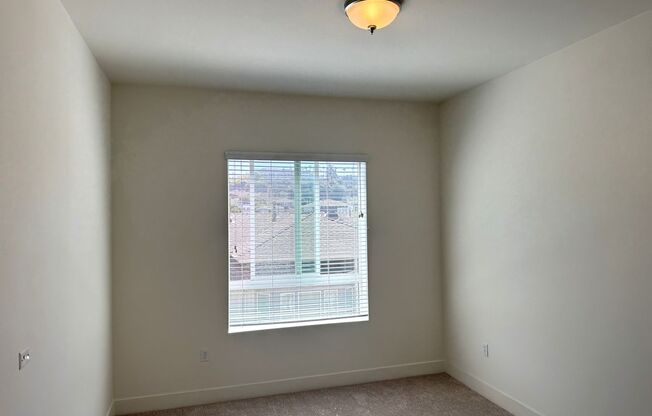 Beautiful 2+2, Bonus Room & balcony in PLAYA VISTA, every amenity, top floor