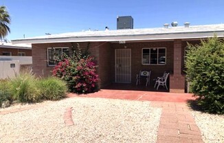 Central 2 Bedroom 2 Bath Home Duplex near Speedway and Swan